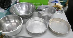 lot 283 image: Stainless mixing bowls, cake pans, angel food pan