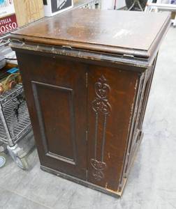 lot 288 image: Antique Minnesota A sewing machine in cabinet