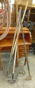 lot 264 image: garden tools hoes etc