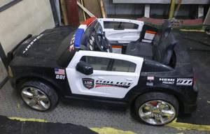 lot 309 image: Kids electric cop car - missing batteries