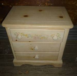 lot 313 image: Small bedside tablechest 24x16x24