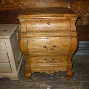 lot 314 image: Very nice oak curved lamp table chest 23x18x32t