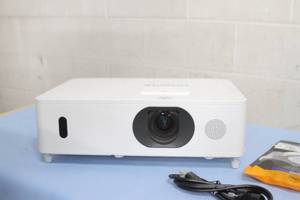 lot 105 image: Hitachi CP-WU5505 WUXGA 5000-Lumen HD Home Theater LCD Projector  Projection System