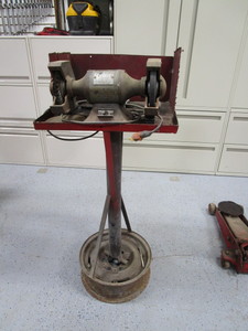 lot 8 image: Bench Grinder & Pedestal