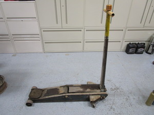 lot 9 image: Floor Jack
