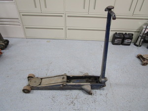 lot 11 image: Floor Jack