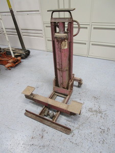 lot 12 image: Bumper Jack