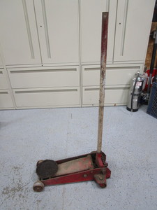 lot 14 image: Floor Jack