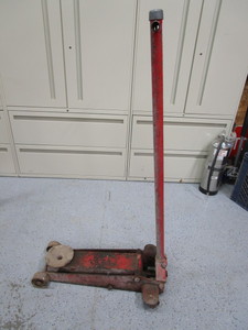 lot 15 image: Floor Jack