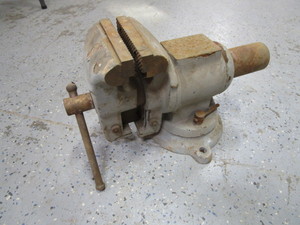 lot 22 image: 5 Bench Vise