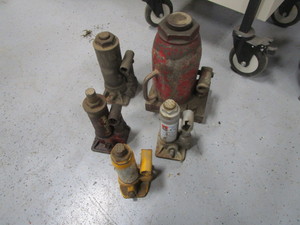 lot 46 image: (5) Hydraulic Jacks