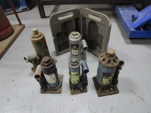 lot 47 image: (5) Hydraulic Jacks