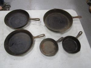 lot 139 image: Cast Iron Skillets