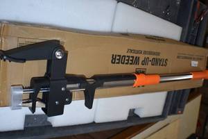 lot 11 image: Stand up weeder