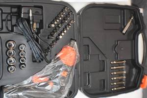 lot 14 image: 4 volt cordless Screwdrivers
