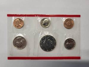 lot 64 image: US Mint Set 1988 Uncirculated coin set with P and D Mint   - 12 coins