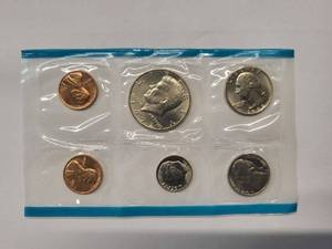 lot 69 image: US Mint Set 1972 Uncirculated - 12 coins - P and D Mint