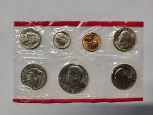 lot 70 image: US Mint Set 1981 Unciruclated - 13 Coins -P and D Mint