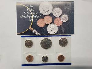 lot 72 image: US Mint Set 1989 Unciruclated - 12 Coins - P and D Mint