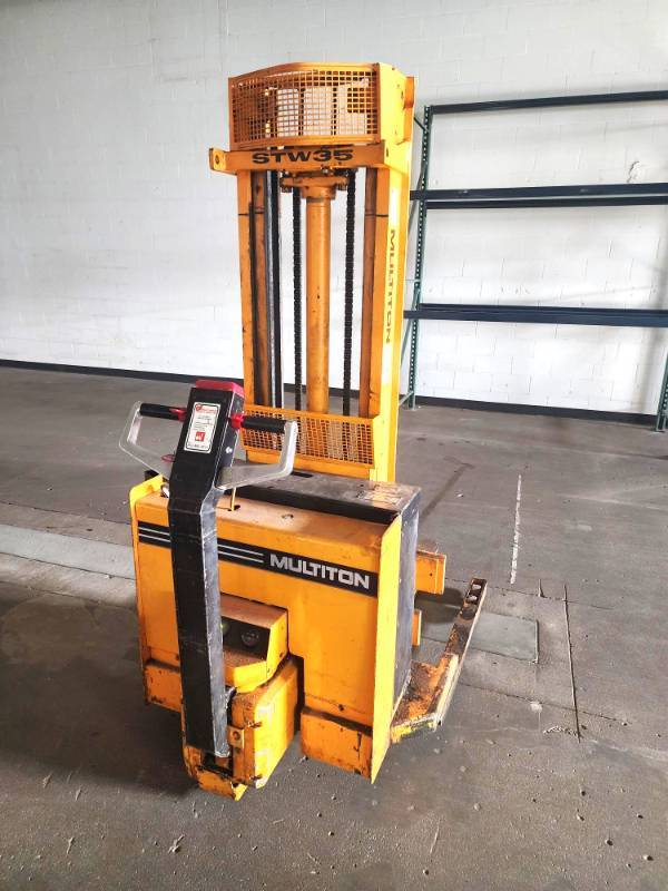 2028 FANTASTIC PALLET RACKING WITH AN ELECTRIC PALLET JACK