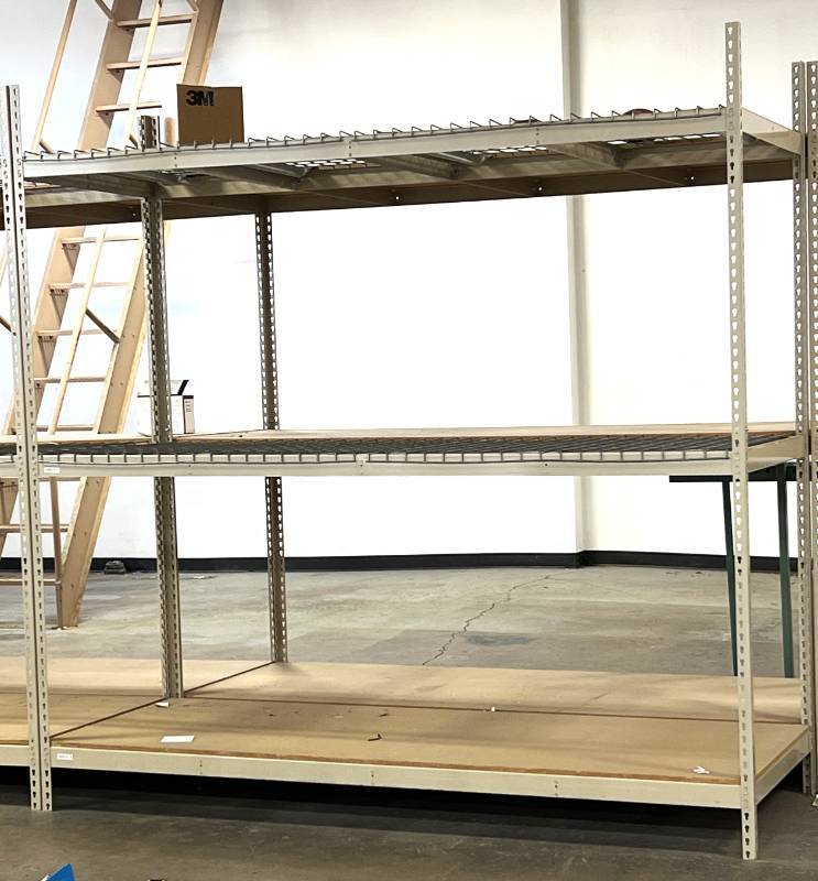 2028 FANTASTIC PALLET RACKING WITH AN ELECTRIC PALLET JACK