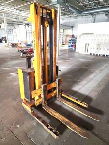 Storvis Multiton STW-35 Electric Pallet Jack Lift - Works Great However Has An Oil Leak - See Youtube For Demostration As To How This Pallet Jack Works&nbsp