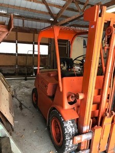 lot 2 image: Hyster Forklift model H40 with tilt and power steering and pneumatic tires