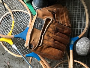 lot 14 image: Golf clubs, clochette set, catchers mitt, tennis rackets and more
