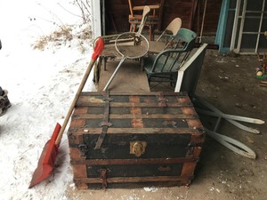lot 15 image: Vintage trunk, chairs, tv trays and more