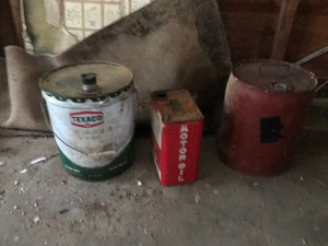 lot 19 image: 3 Vintage Oil cans