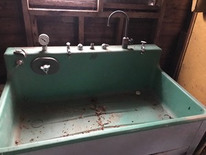 lot 36 image: Vintage fish sink