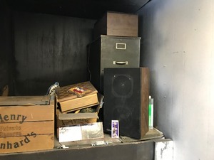lot 51 image: Shelf of items