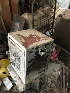 lot 44 image: Vintage metal box