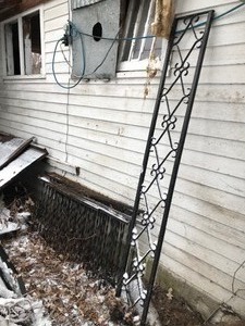 lot 41 image: Metal railings