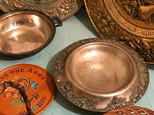 lot 166 image: Metal wall hanging plates and vintage fruit in basket