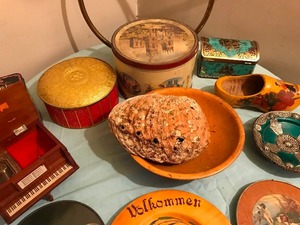 lot 139 image: Lot of vintage items and more
