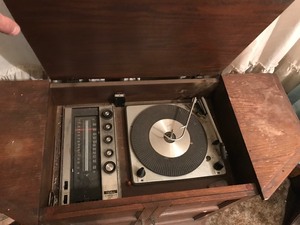 lot 150 image: Vintage Wards airline sterio and record player