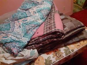 lot 101 image: Comforters, blankets, flat and fitted sheets and pillow cases