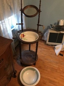 lot 186 image: Wash stand with bowl