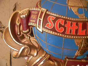 lot 16 image: VINTAGE 1970s SCHLITZ BEER GLOBE BAR SIGN - NICE - FANTASTIC PIECE - GREAT CHRISTMAS GIFT - APPROX 35 By 28 - SEE PICTURES