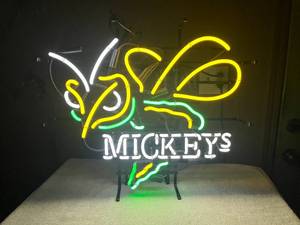 lot 37 image: RARE VINTAGE ORIGINAL - MICKEYS BEER BEE  HORNET NEON LIGHT - FANTASTIC PIECE - NICE - WORKS - APPROX 26 By 22 - SEE PICTURES