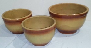 lot 530 image: Watt Ware  3pc Nesting Bouts. RARE, BrownTan Glaze. The Largest Is 9 In. Diam.