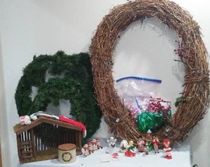 lot 550 image: Christmas Decor And More.