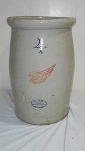 lot 556 image: Red Wing Union Stoneware Co. Crock