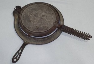 lot 586 image: Vintage Cast Iron Griswold Waffle Maker.