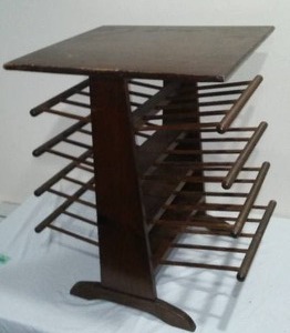 lot 595 image: Vintage Unique End Table, Magazine Rack.