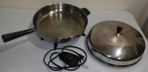 lot 603 image: Farber Ware Electric Skillet  Working,