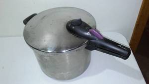 lot 639 image: Pressure Cooker by splendid.