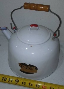 lot 647 image: Vintage enamelware (3) Red & White