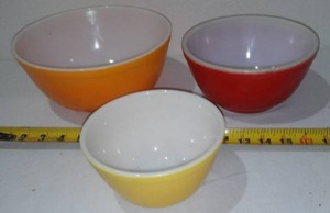 lot 648 image: Pyrex Bowl Set (3) excellent.